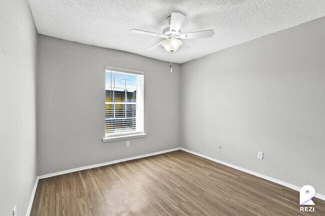 Building Photo - 11810 Algonquin Dr