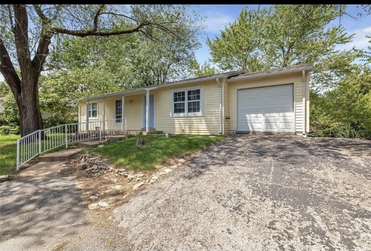 Primary Photo - 3 Plum Tree Dr