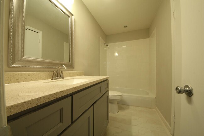 Building Photo - 4736 Monmouth Dr