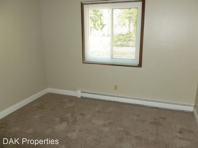 Building Photo - N114W15518-W15518 Sylvan Cir