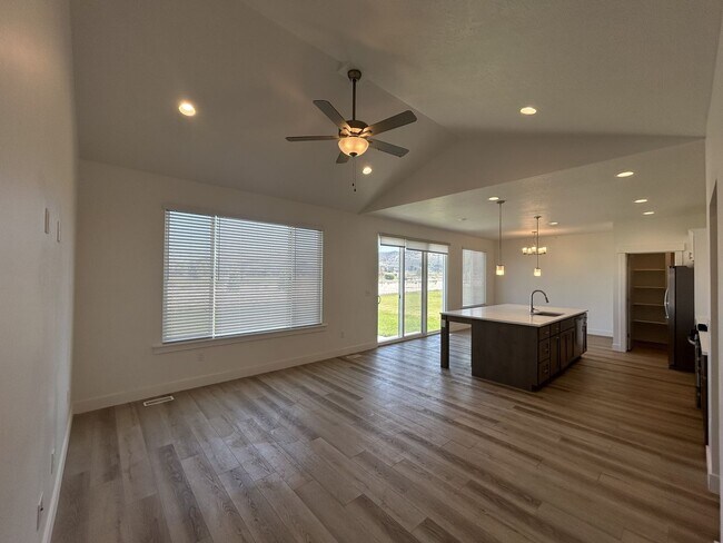Foto del edificio - Bright & Spacious 3-Bed Home in Eagle Moun...