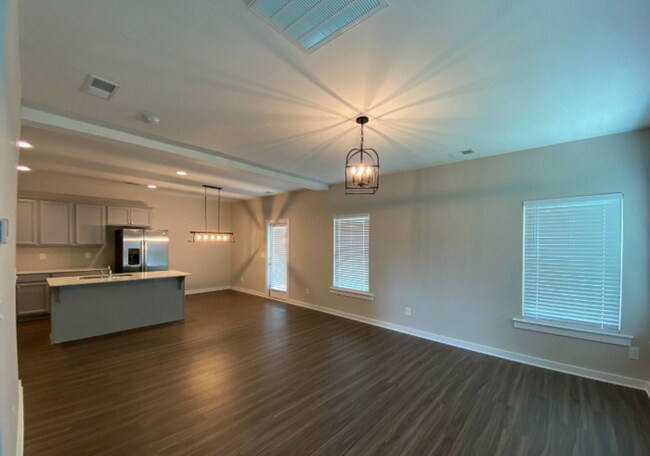 Building Photo - Beautiful 4 bedroom home in a GREAT location!