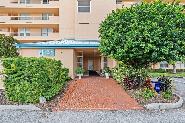 Foto del edificio - 4550 Pinebrook Cir