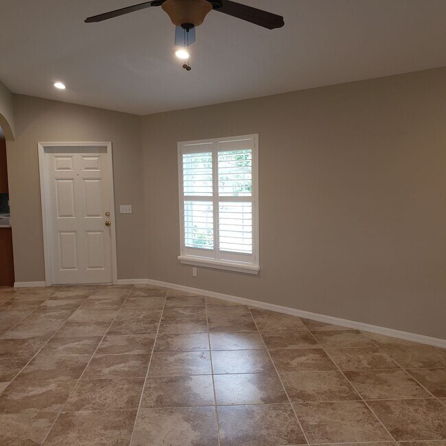 Building Photo - Beautiful Ashton Oaks Community!