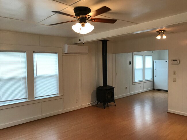 Foto del edificio - Delightful Updated 2 Bedroom in heart of L...