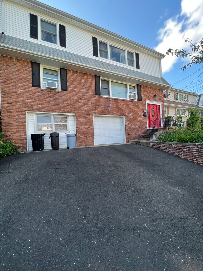 Building Photo - 81 Lakeshore Dr