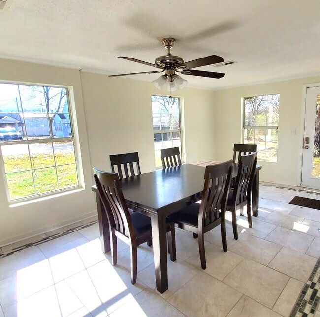 Bonito y amplio comedor con juego de comedor de 6 piezas. - 526 Monroe St