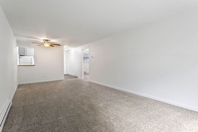Building Photo - Beautifully Updated 2 bedroom 1 bath! 1st ...