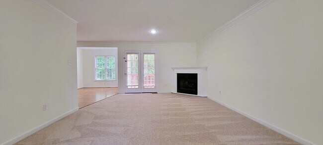 Foto del edificio - Large traditional colonial in Chester with huge den converted from garage.