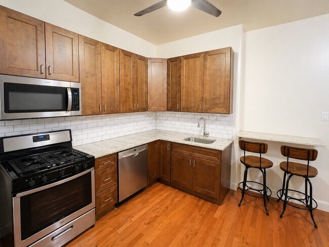 Foto del edificio - 2502 N Kedzie Blvd