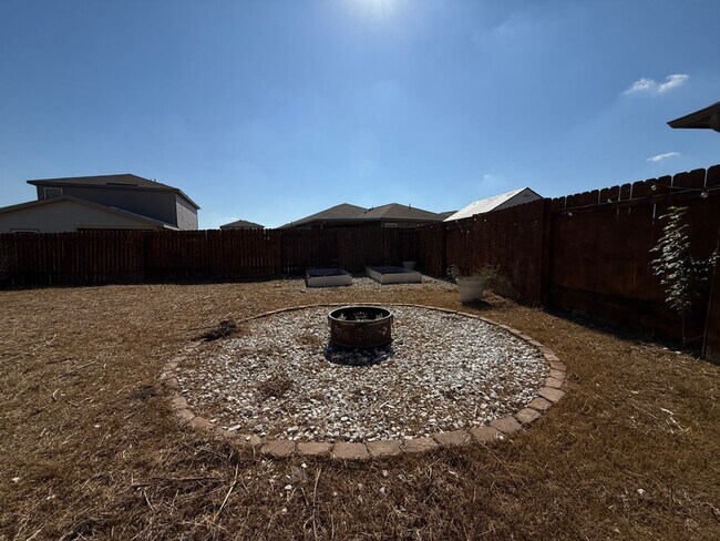 Foto del edificio - 709 Yearwood Ln