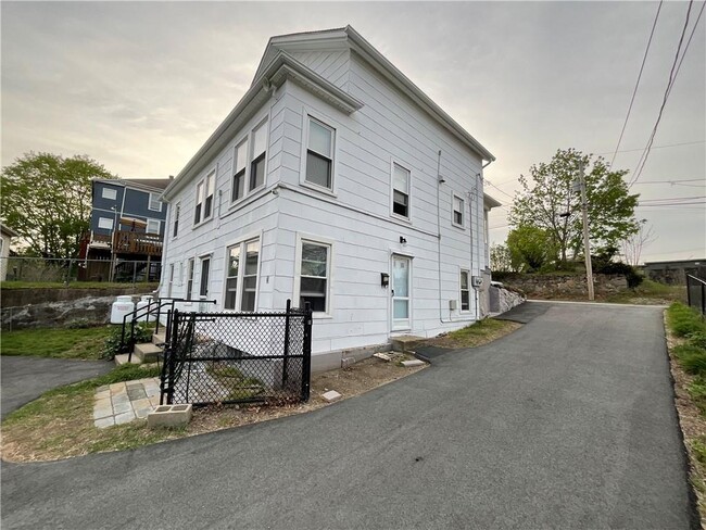 Building Photo - 27 Mill St