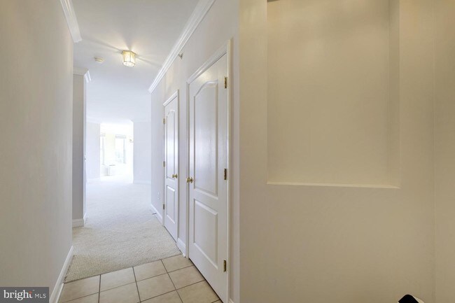 Building Photo - 5800 Clipper Ln