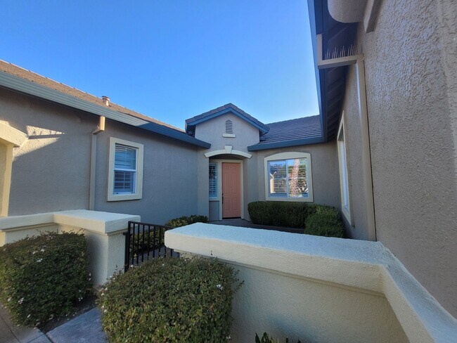Foto del edificio - Lake front home in Westlake in Natomas, gated community