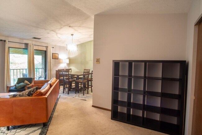 Foto del edificio - Fully Furnished 2-Bedroom Condo – 2 Blocks...