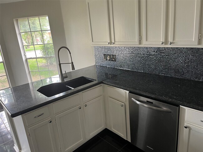 Foto del edificio - 7843 Yellow Pine Dr