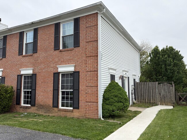 Foto del edificio - 5805 Farmgate Ct