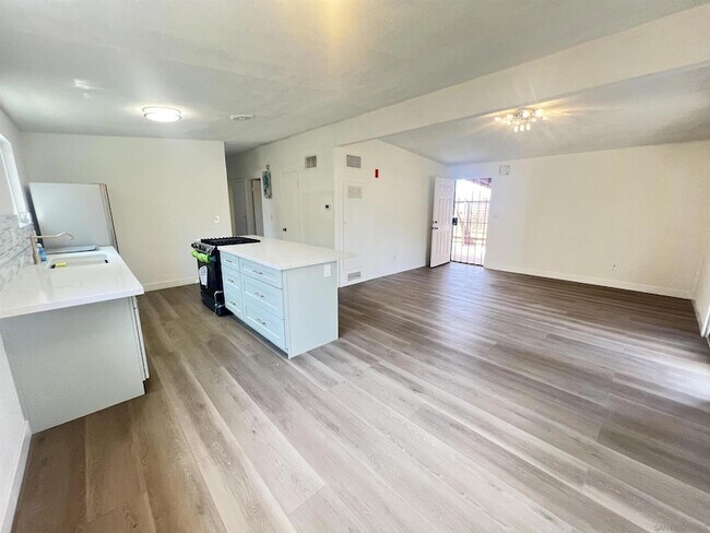 Building Photo - 9267 Fairlawn St