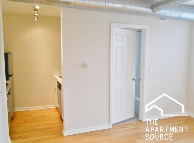 Building Photo - 2520 W Leland Ave