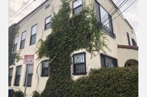 Building Photo - 600 W 87th St