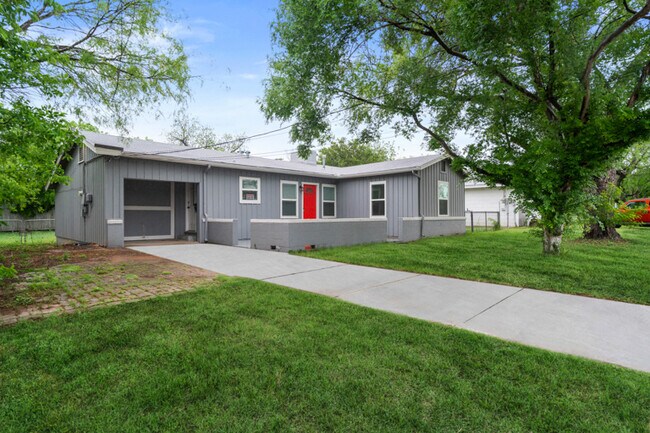 Building Photo - 221 Balcones Heights Rd