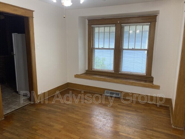 Building Photo - 1330 SW Macvicar Ave