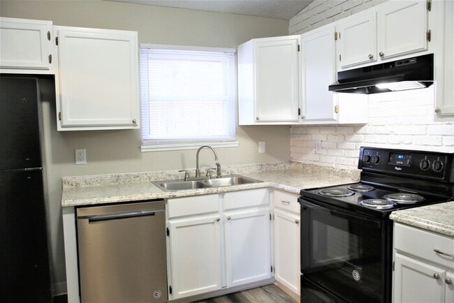 Building Photo - Open Concept Home with Vaulted Ceilings!