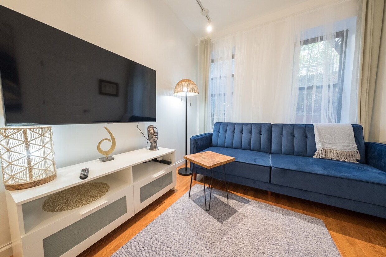 Foto principal - 317 E 75th St