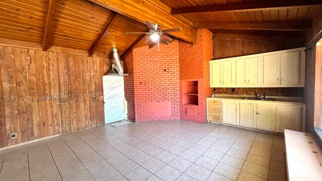 Building Photo - 5642 Walnut Ave