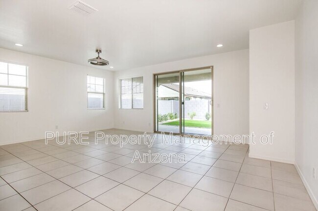 Foto del edificio - 3769 N 102nd Ave