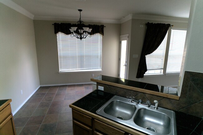 Comida - 2632 Century Park Blvd #46