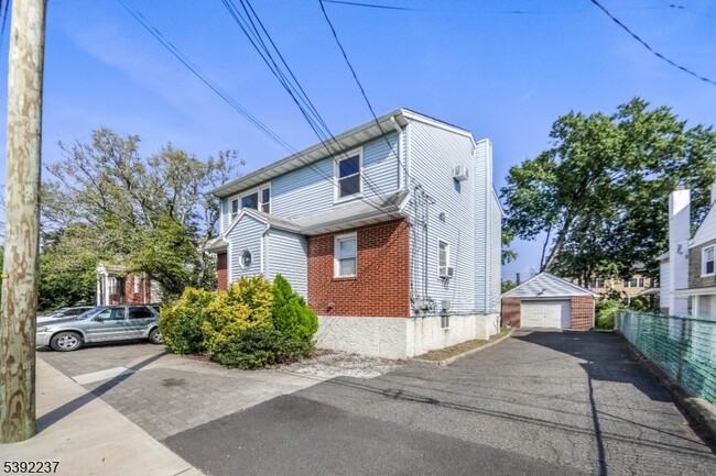 Building Photo - 26 Paroubek St