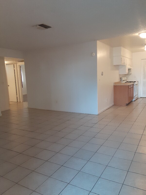Primary Photo - 705 Lilac St