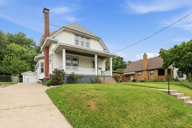 Foto del edificio - CHEVIOT: Charming 4 bed 2.5 bath 1 car detached garage