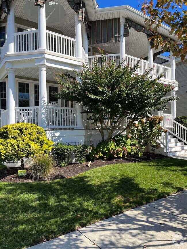 Building Photo - 857 St Charles Pl