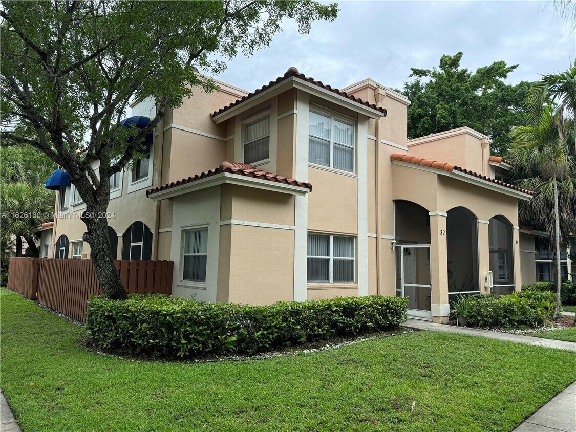 Foto principal - 549 Racquet Club Rd