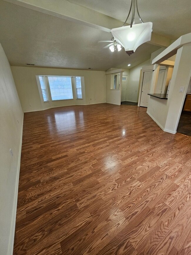 Building Photo - Lovely Central Point Home in Convenient Location