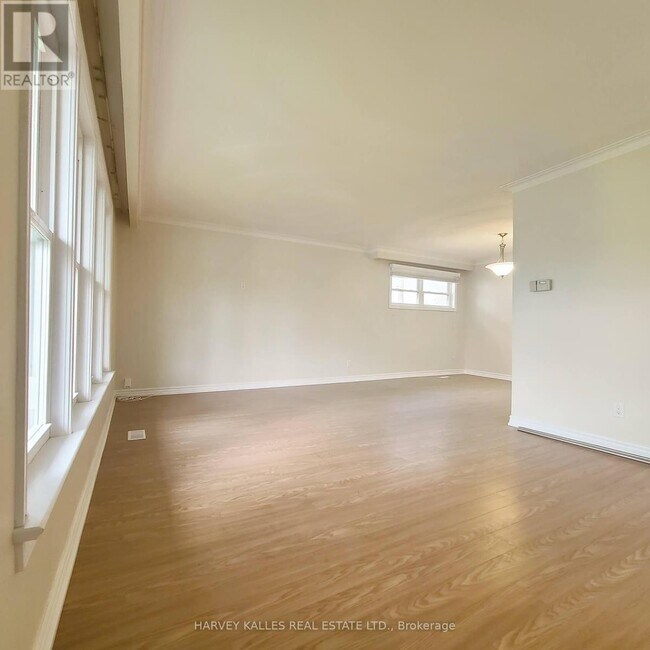 Building Photo - 114 Empress Ave