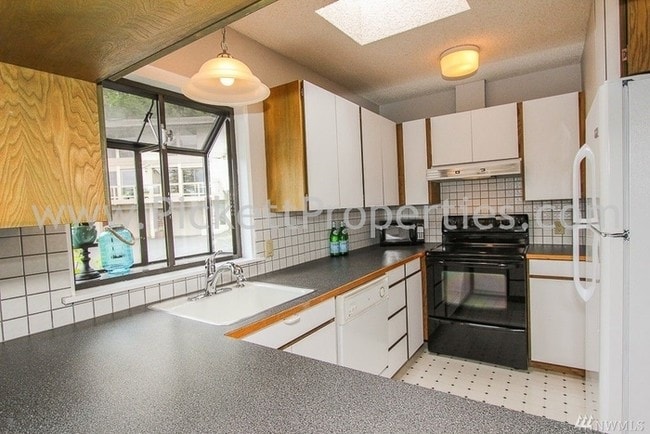 Building Photo - 3129 Sahali Dr