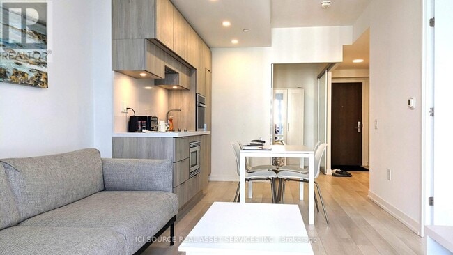Building Photo - 39 Roehampton Ave