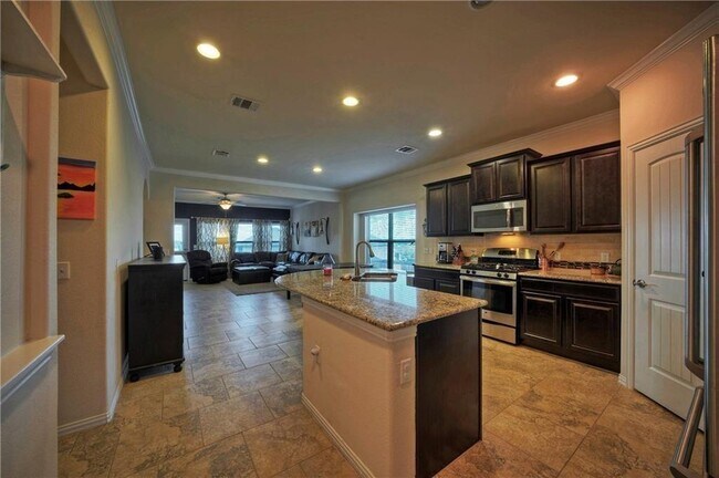 Foto del edificio - 5613 Arbor Hill Ln
