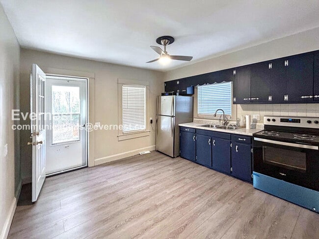 Foto del edificio - 14535 Long Branch Rd