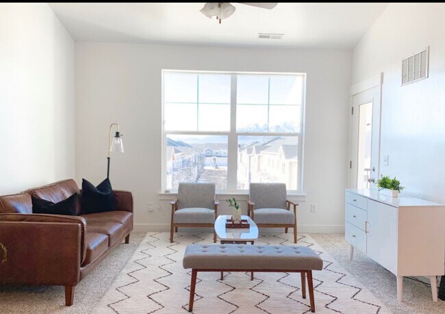 Building Photo - Beautiful 3 bedroom 2 Bathroom Condo *Inte...