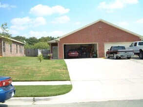 Building Photo - 953 Sylvia St