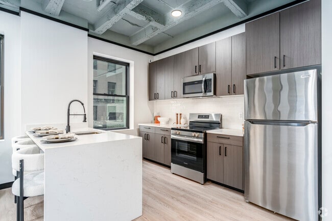 Interior Photo - 28N
