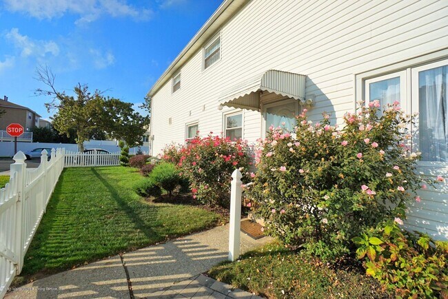 Building Photo - 11 Highland Ln