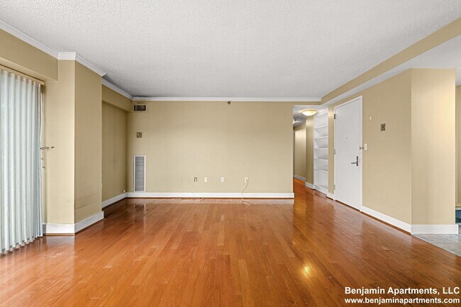 Foto del edificio - 15 North Beacon St
