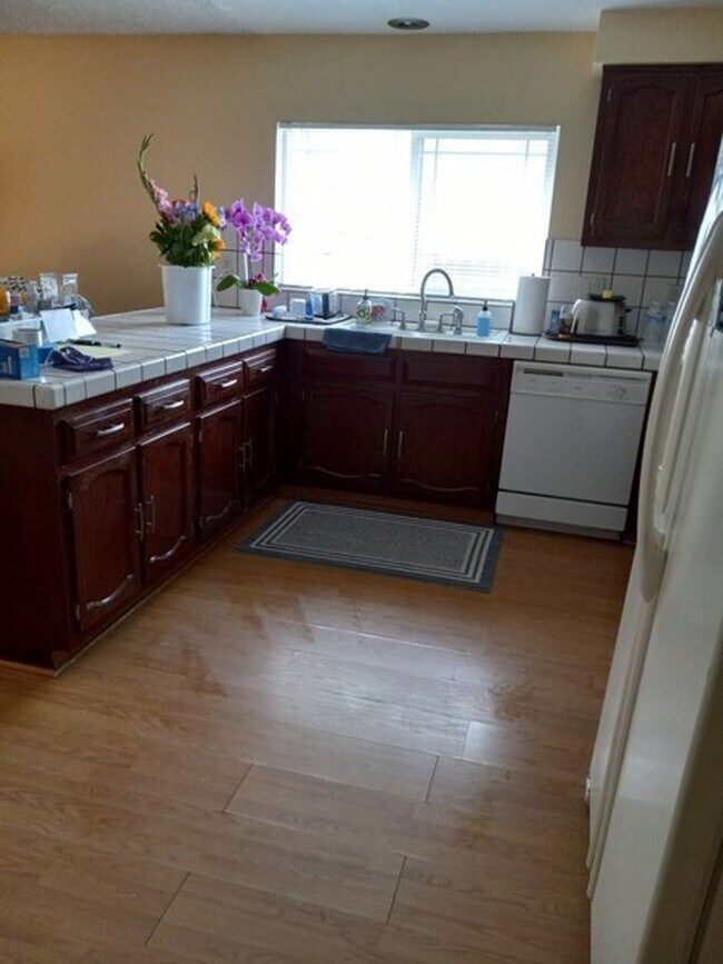 Foto del edificio - Three Bedroom Two Bath near Reed High