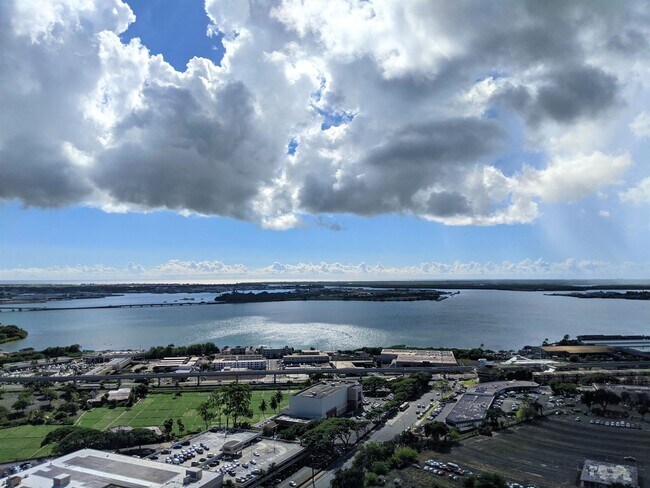 Foto del edificio - Conveniently Located Pearlridge Condo - 1 Bed/1 Bath/1 Parking Stall