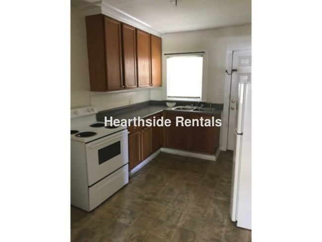 Building Photo - **2 Bedroom 1 Bath Duplex Close to Medical...